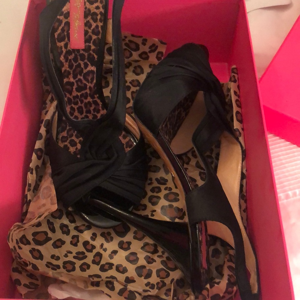 Black heel sandal with leopard interior